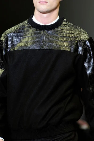 Look 10